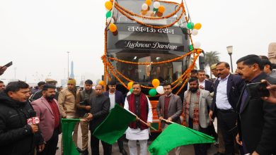 पर्यटन मंत्री जयवीर सिंह ने हरी झंडी दिखाकर 1090 चौराहे से बस को किया रवाना