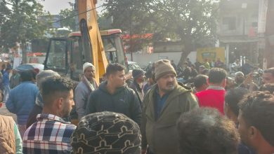 डांडिया बाजार में अतिक्रमण पर चला नगर निगम का बुलडोज़र, भीड़ के विरोध के बीच ज़ोनल अधिकारी ने दिखाई दिलेरी