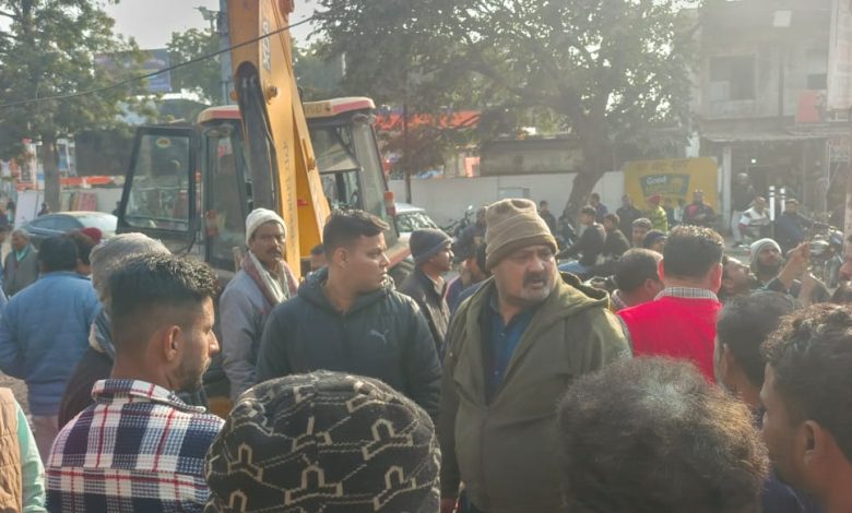डांडिया बाजार में अतिक्रमण पर चला नगर निगम का बुलडोज़र, भीड़ के विरोध के बीच ज़ोनल अधिकारी ने दिखाई दिलेरी डांडिया बाजार में अतिक्रमण पर चला नगर निगम का बुलडोज़र, भीड़ के विरोध के बीच ज़ोनल अधिकारी ने दिखाई दिलेरी