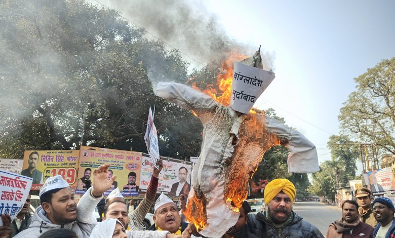 लखनऊ में AAP का जोरदार प्रदर्शन लखनऊ में AAP का जोरदार प्रदर्शन