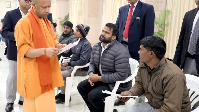 मुख्यमंत्री ने लखनऊ में आयोजित जनता दर्शन में लोगों की समस्याओं को सुना