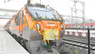 गोमतीनगर पहुंची पहली अमृत भारत एक्सप्रेस, फूलों से हुआ ऐतिहासिक स्वागत