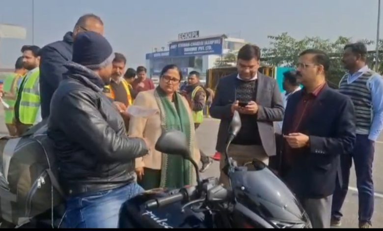 कानपुर देहात में सड़क सुरक्षा माह के तहत वाहन चेकिंग, ‘आधी-आधी पी’ कहने वालों की गाड़ियां सीज कानपुर देहात में सड़क सुरक्षा माह के तहत वाहन चेकिंग, ‘आधी-आधी पी’ कहने वालों की गाड़ियां सीज
