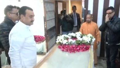 सीएम योगी ने जयंत शाही को दी श्रद्धांजलि अपर महाधिवक्ता विनोद शाही के आवास पहुंचकर शोकाकुल परिजनों को ढांढस