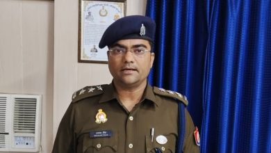 कैफे में पहुंचे लोगों को देख घबराए युवक-युवतियां, छत से कूदे; एक लड़की गंभीर घायल