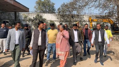 डेढ़ साल बाद भी नहीं हटा पेट्रोल पंप, औचक निरीक्षण में महापौर नाराज़