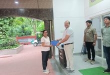 बारिश के बीच भी नहीं रुकेगा चिड़ियाघर का काम, कर्मचारियों को रेनकोट और छाते वितरित