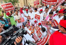राम मंदिर चढ़ावा, किसानों और महंगाई के मुद्दे पर सपा विधायकों का विधानसभा परिसर में धरना