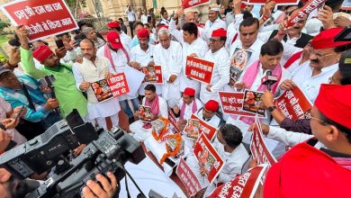 राम मंदिर चढ़ावा, किसानों और महंगाई के मुद्दे पर सपा विधायकों का विधानसभा परिसर में धरना
