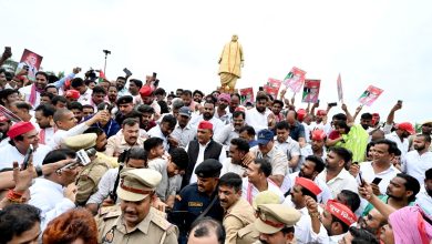 जनेश्वर मिश्र जयंती पर सपा का श्रद्धांजलि कार्यक्रम, अखिलेश यादव ने प्रतिमा पर किया माल्यार्पण