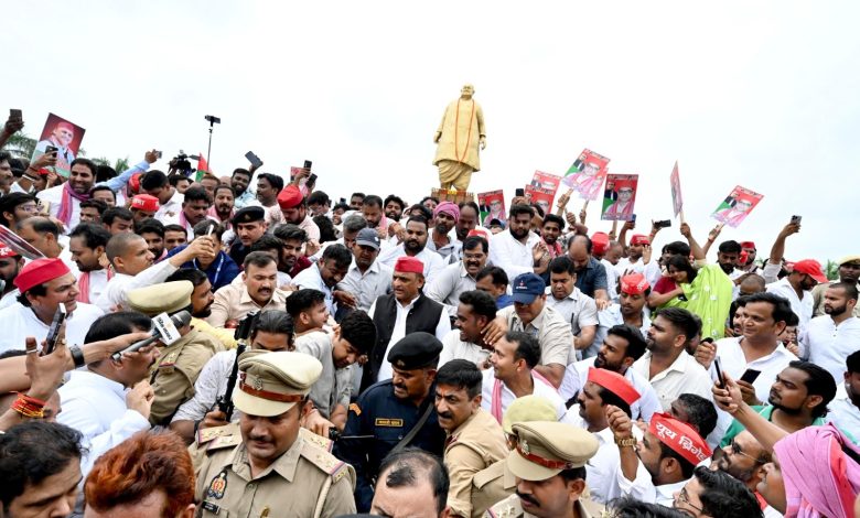 जनेश्वर मिश्र जयंती पर सपा का श्रद्धांजलि कार्यक्रम, अखिलेश यादव ने प्रतिमा पर किया माल्यार्पण