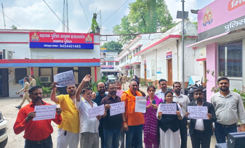 धर्मांतरण के खिलाफ सख्त कानून की मांग, हिंदू महासभा ने मुख्यमंत्री को सौंपा ज्ञापन
