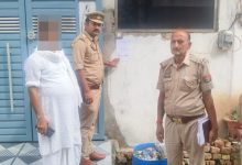वांछित आरोपियों के घर पहुंची विकासनगर पुलिस, चस्पा किया कुर्की से पहले का इश्तहार