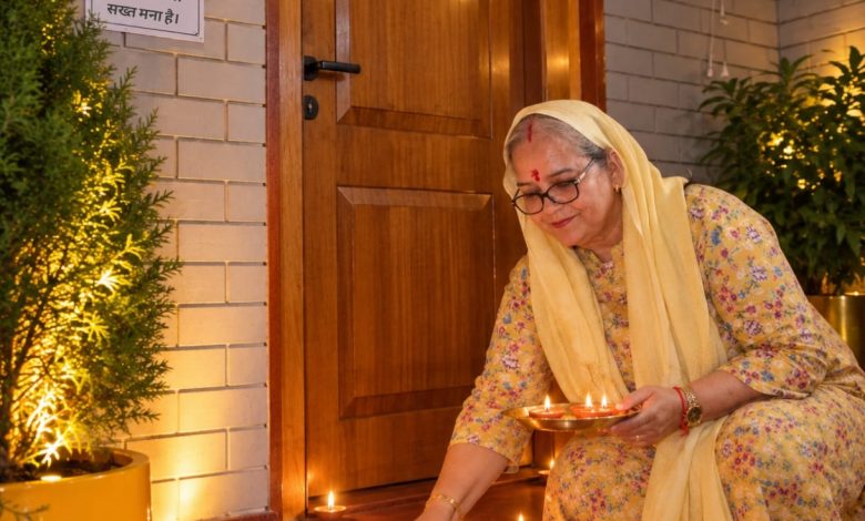 आशीर्वाद के 12 हजार दीयों से रोशन हुआ लखनऊ, स्वच्छता के साथ सेवा का संदेश