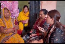 मदन बिहारी तिवारी के परिवार से मिलीं पूजा शुक्ला, अखिलेश ने फोन पर जताई संवेदना