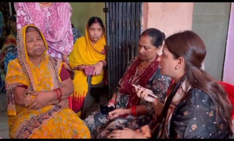 मदन बिहारी तिवारी के परिवार से मिलीं पूजा शुक्ला, अखिलेश ने फोन पर जताई संवेदना